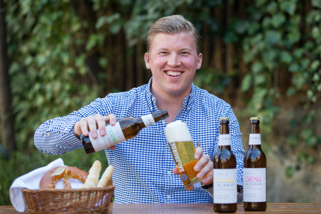 Felix Gmachl mit seinem neuen Bier | Foto: Neumayr