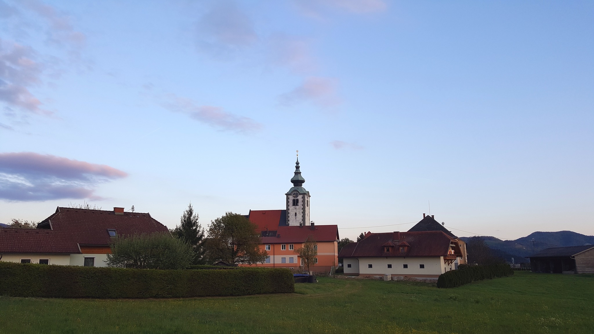 die kirche im dorf lassen bedeutung