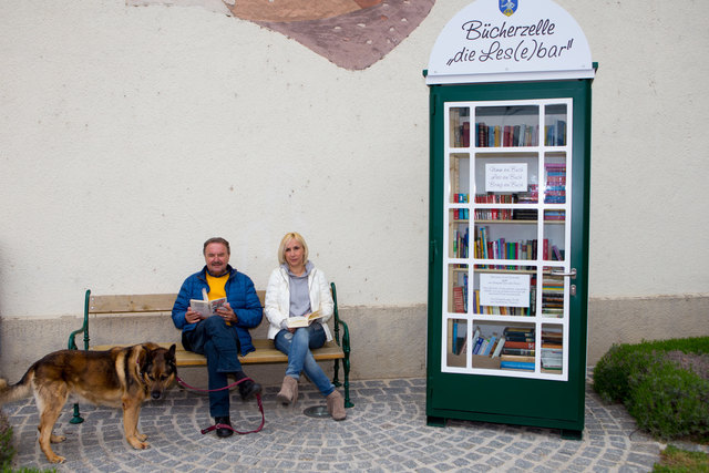 Bürgermeister Hans Rädler mit Schäferhund „Burli“ und Orsolya Wrede