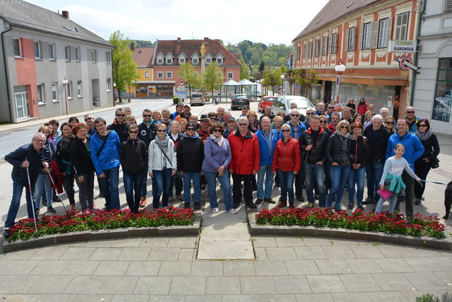 Zahlreiche Wandersleute machten sich vom Hauptplatz in Ilz ausgehend gemeinsam auf den Weg durch die Marktgemeinde.