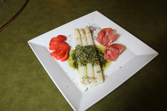 Frischer Marchfeldspargel an Bärlauch-Kürbiskernpesto mit Prosciutto. | Foto: Herzog