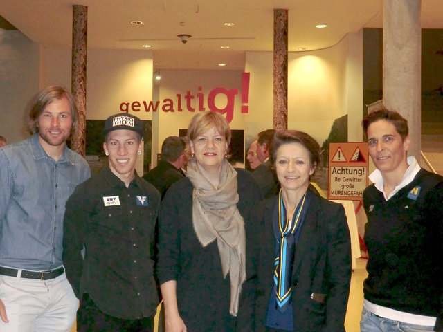 Ski-Prominenz in St. Pölten: Benjamin Karl, Thomas Diethart, Barbara Schwarz, Sarah Lewis, Michi Dorfmeister | Foto: Probst