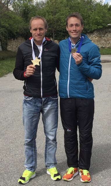 Wolfgang und Kevin Wallner präsentierten stolz ihre beiden Medaillen vom Vienna City Marathon. | Foto: ASKÖ Hainfeld