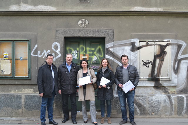 Bezirkspolitik und Anrainer haben sich gemeinsam für das Haus eingesetzt. Mit Erfolg: Nun wird saniert statt abgerissen. Im Mai sollen die Pläne eingereicht werden. | Foto: BV8