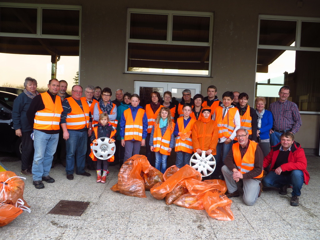 Fleißige Helfer sammelten säckeweise Müll in Dietmanns Fleißige Helfer sammelten säckeweise Müll in Dietmanns