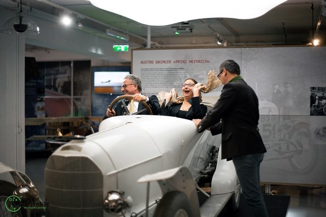LR Dr. Heinrich Schellhorn lud Kulturmanagerin Ingrid Weydemann zu einer rasanten Fahrt in den "Prinz Heinrich" - Simulator. GF und Hausherr Jakob Iglhauser suchte vergebens nach Sicherheitsgurten!