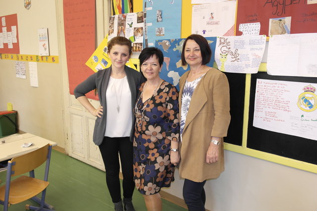 Klassenlehrerin Anida Kadri, Direktorin Elke Windisch und Gemeinderätin Margit Keshmiri (v.l.).