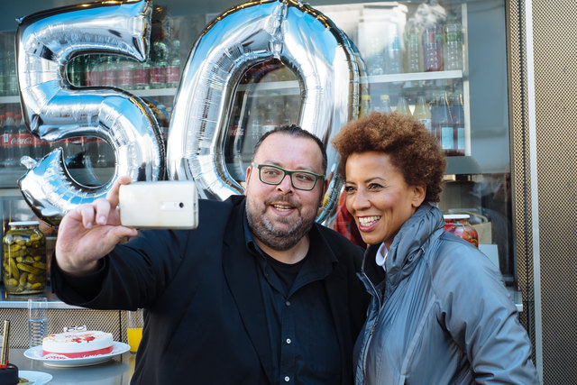 Der allererste Gast kam beim 50. Jubiläum zurück: Diesmal interviewte Arabella Kiesbauer Gastgeber Thomas Netopilik. | Foto: Frantisek Zboray
