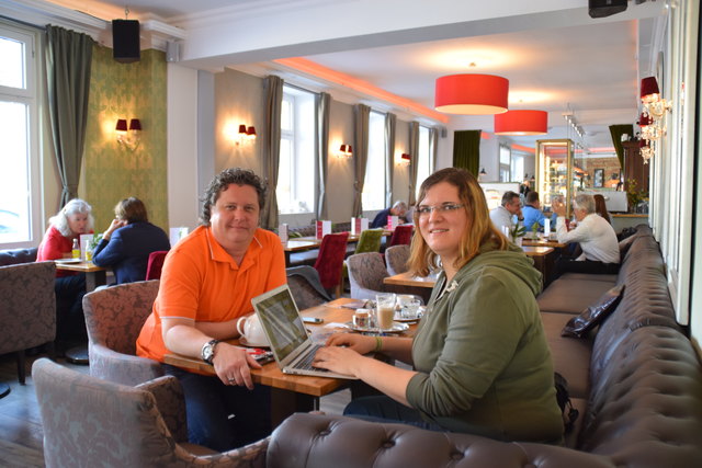 Manfred Langer von der Pressbaumer Lederwarenmanufaktur Langer mit Redakteurin Tanja Waculik beim Business Brunch. | Foto: Ohm
