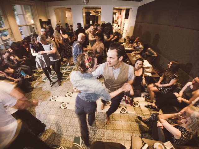 Die Hüften schwingen kann man immer öfter auf Tanzpartys, die im Stil an die 20er- bis 50er-Jahre erinnern. | Foto: Conny&Dado