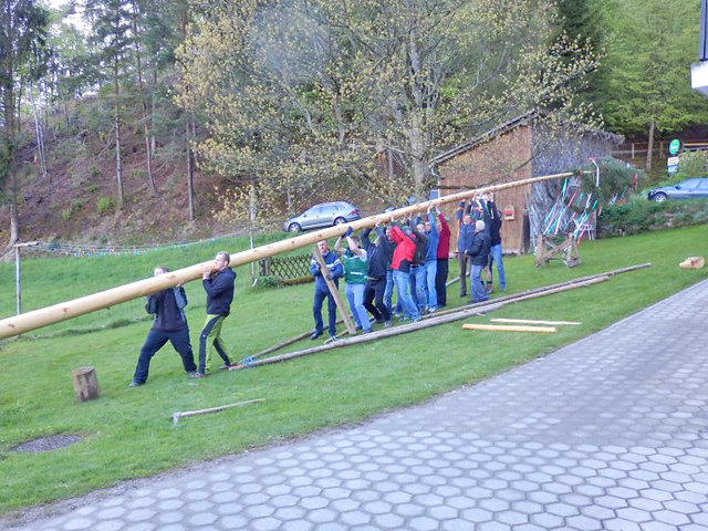 Da heißt es "Anpacken". Das händische Aufstellen ist mancherorts nicht mehr üblich. | Foto: KK