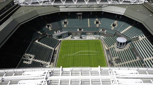 Silhouette des neuen Jaguar XF Sportbrake auf dem Centre Court in Wimbledon.