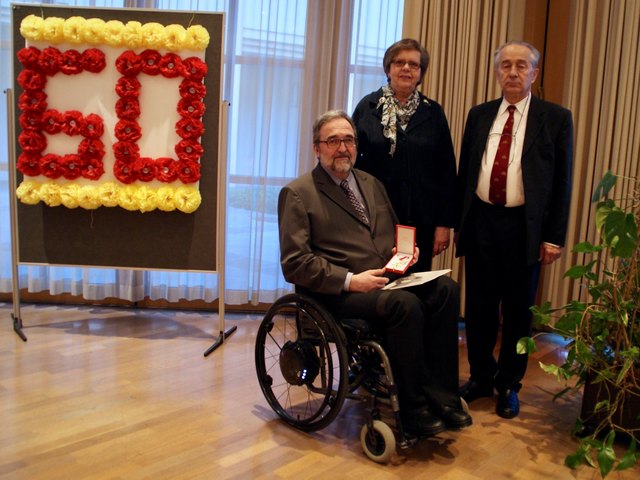 Hannes Wiesinger mit Gattin Monika und dem Obmann des VQÖ, Oberst i.R. Manfred Schweizer
