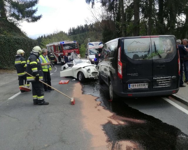 Ein Oldtimer und ein PKW stießen heute frontal auf der Mitterteich Landesstraße zusammen | Foto: Christian Haas/FF Moosburg