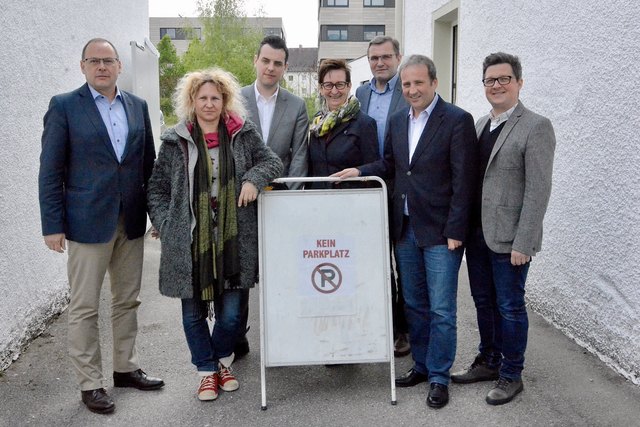 Überparteilicher Schulterschluss (v. l.): LAbg. Josef Rathgeb (ÖVP), Martina Eigner (Landesvorstand, Die Grünen), Claus Putscher (SPÖ, Vizebürgermeister Walding), LAbg. Ulrike Schwarz (Die Grünen), LAbg. Georg Ecker (ÖVP), Nationalrat Michael Hammer (ÖVP) und Bundesrat Michael Lindner (SPÖ).