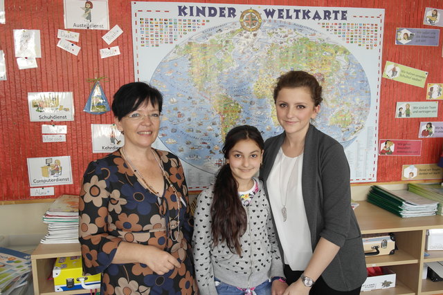 Volksschuldirektorin Elke Windisch, Alava und Klassenlehrerin Anida Kadri.