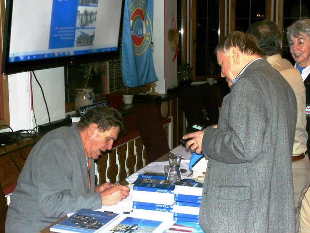 v.l. Werner Zofal u. Franz Köfel beim signieren seines Werkes