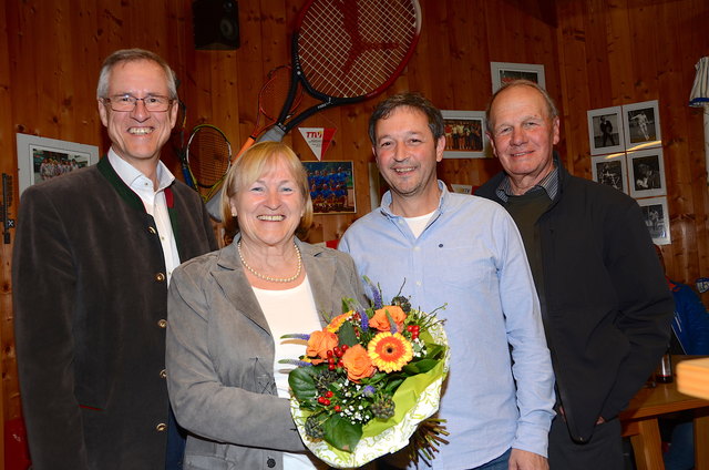 Blumen für die scheidende Obfrau: Bgm. Josef Dillersberger, Obmann Christian Reiner und ASVÖ-Vizepräsident Hubert Widschwenter (von links) dankten Annemarie Gwiggner für 12 Jahre an der Spitze des TC Schwoich. | Foto: Nageler
