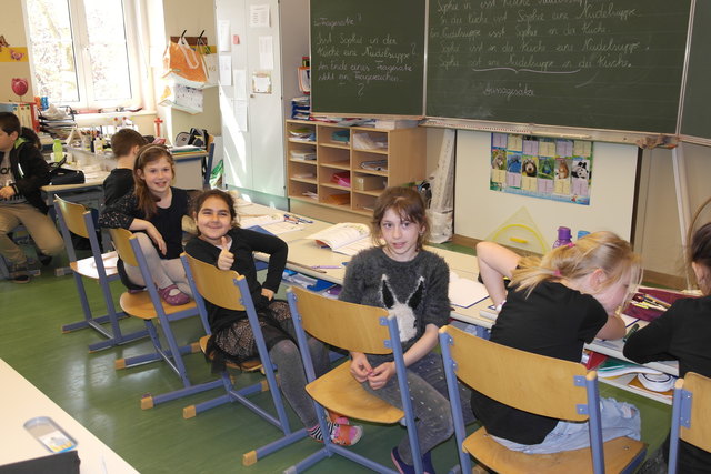 Fröhliche Gesichter im Unterricht.