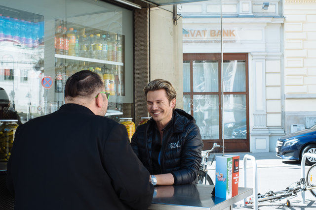 Beim bz-Interview am Würstelstand: Mode-Experte Adi Weiss stärkte sich beim Bitzinger mit einer Käsekrainer. | Foto: Frantisek Zboray