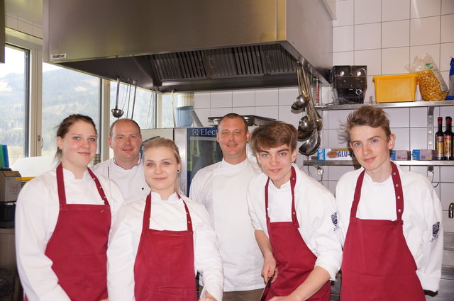 In der Küche des Tauern SPA: Anna Fuchs, Paul Putz, Nadine Gugenberger, Christoph Schernthaner, Marcel Embacher, Bastian Röcheisen | Foto: Gerhard Resch