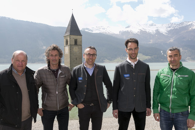 Stellvertretend für die beteiligten Gemeinden und Seilbahnen präsentierten Erich Pfeifer (Seilbahnen Sulden), Andreas Lechthaler (Schöneben AG), Karl Stecher (Bergbahnen Nauders), Helmut Spöttl (BM Nauders) und Franz Prieth (Gemeindereferent Grauns) den neuen Kartenverbund. | Foto: Bergbahnen Nauders