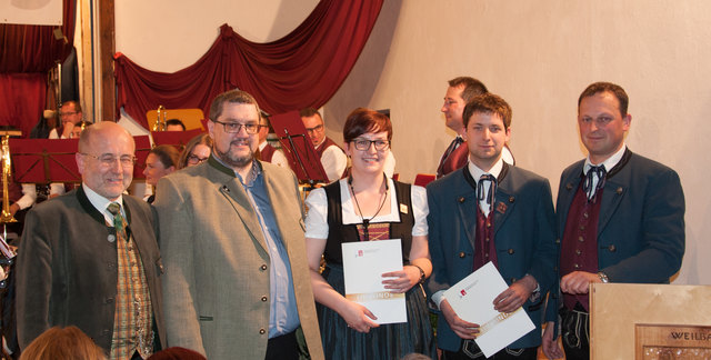 Bezirksobmann Karl Schwandter, Bgm. Ludwig Huber, Johanna Bangerl (Verdienstmedaille in Bronze), Stefan Vorauer (Verdienstmedaille in Bronze) und Obmann Gehard Niklas