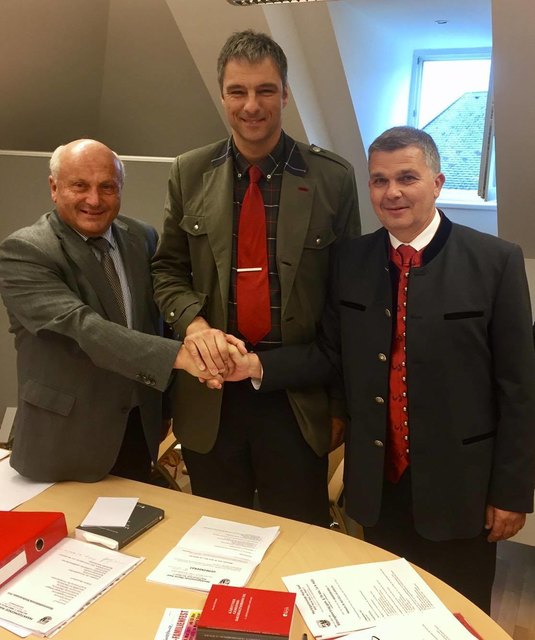 Angelobt wurde Franz Pfaller (r.) von Bgm. Anton Schmidt (l.) und BH Johannes Leitner | Foto: Privat