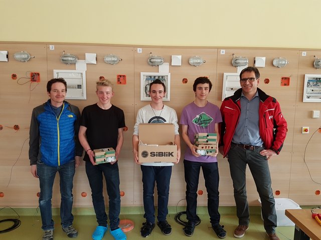 Raphael Spiß (EWA, links) und Bereichsleiter Andreas Birkl (rechrs) mit Schülern der Polytechnischen Schule Landeck. | Foto: Markus Lenz