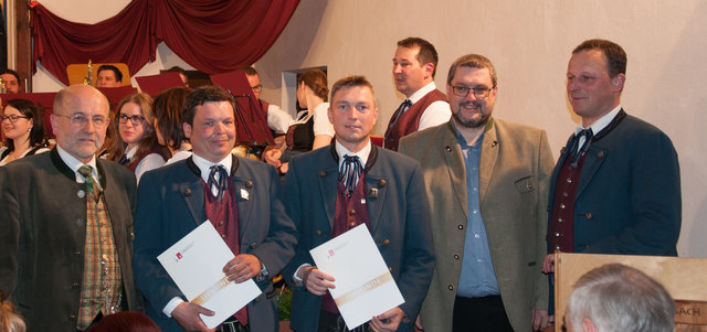 Bezirksobmann Karl Schwandtner, Josef Schachinger (Verdienstmedaille in Silber), Hans-Peter Duft (Verdienstmedaille in Silber), Bgm. Ludwig Huber und Obmann Gerhard Niklas