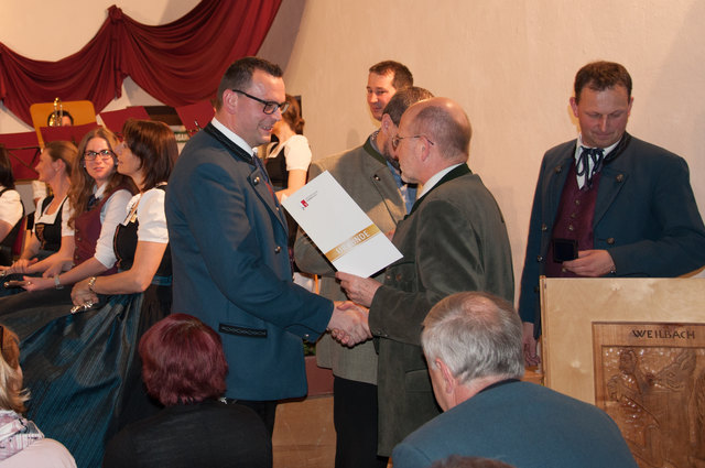 Anton Endl (Blasmusik Ehrenzeichen in Silber) und Bezirksobmann Karl Schwandtner