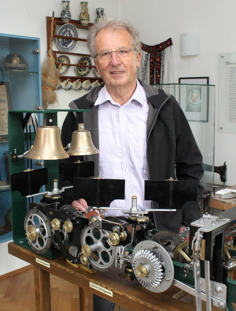Hubert Kienbauer ist stolz auf das historische Uhrwerk des Stadtturmes, das er in vielen Arbeitsstunden restauriert hat.