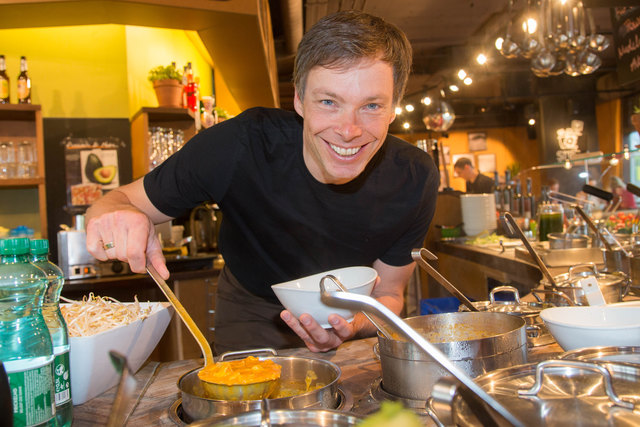 Ex-Skistar Thomas Sykora eröffnete 2016 eine Filiale der Gastrokette „MyIndigo“ in der Paschinger Plus City. | Foto: Neumayr