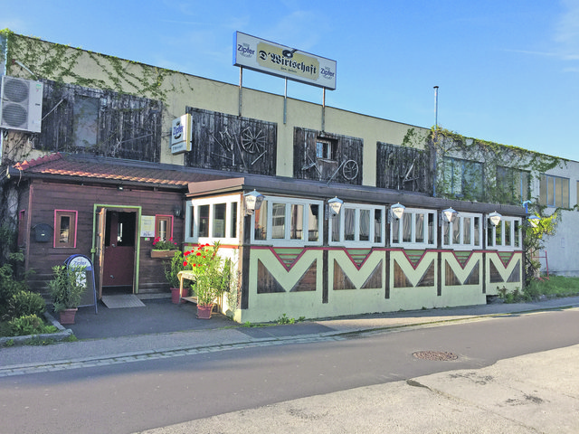 Außen eher Imbisscharme, innen urig. Besonders beliebt: der Schweinsbraten im Restaurant D’Wirtschaft. | Foto: BRS