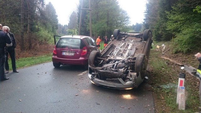 Das Auto der Frau überschlug sich und prallte gegen ein entgegenkommendes Fahrzeug | Foto: FF Moosburg