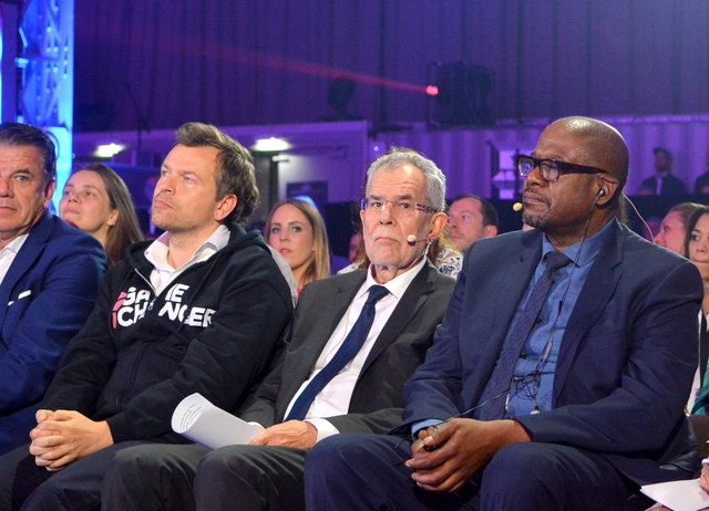 Puls4-Boss Markus Breitenecker, Bundespräsident Alexander van der Bellen und Oscar-Preisträger Forest Whitaker (v.l.).