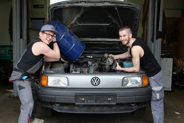 Simon Falkensteiner und Philipp Staufer bringen ihren 27 Jahre alten VW Passat für das Pothole-Rodeo auf Vordermann. | Foto: privat