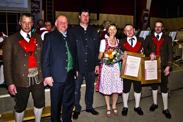 Verdienst- und Ehrenzeichen in Gold: v.l.n.r.: Siegfried Höller (Obmann), Johann Warter (Bürgermeister), Thomas Höller (Bezirksverband), Lydia Steiner, Gerhard Steiner, Michael Bayer (Kapellmeister)