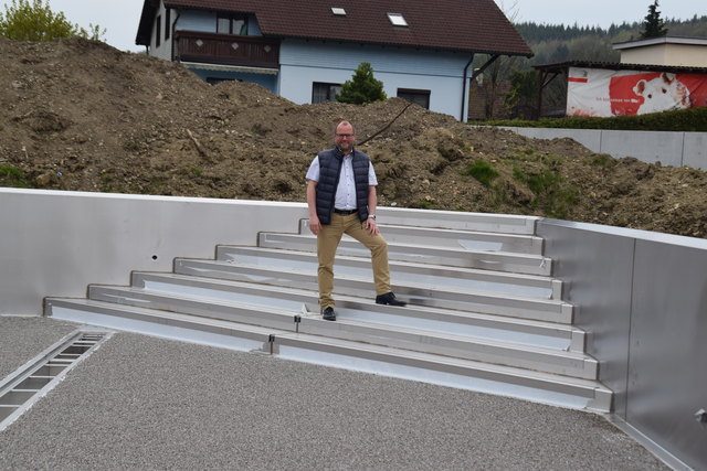 Das Becken bietet einen breiteren, flachen Einstieg, einen Nicht-Schwimmer- und einen Schwimmer-Bereich samt vier Schwimmbahnen, sowie Sprudelliegen, erklärt Gerhard Winter gegenüber den Bezirksblättern.