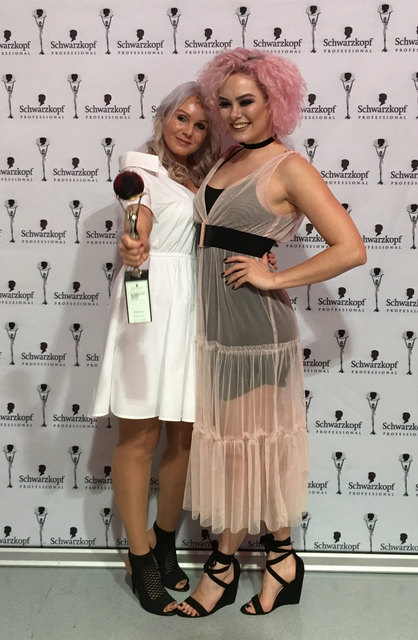 Die siegreiche Salonleiterin Yvonn Szukaj und ihr Modell Valentina. | Foto: Klipp