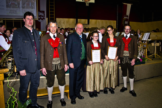 Verleihung der JMLA in Bronze: v.l.n.r.: Thomas Höller (Bezirksverband), Siegfried Höller (Obmann), Johann Warter (Bürgermeister), Sophie Voglreiter, Anna Farkas, Michael Bayer (Kapellmeister)