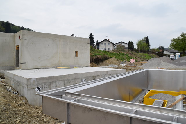 Vom Dach des hier abgebildeten Technikgebäudes führt künftig eine kurvige Rutsche ins Becken.