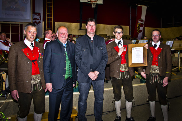 Verleihung des JMLA in Silber: v.l.n.r.: Siegfried Höller (Obmann), Johann Warter (Bürgermeister), Thomas Höller (Bezirksverband), Peter Eisner, Michael Bayer (Kapellmeister)