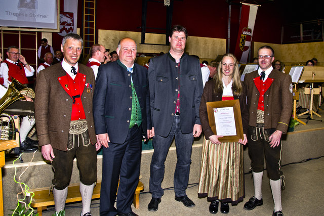 Verleihung des JMLA in Gold: v.l.n.r.: Siegfried Höller (Obmann), Johann Warter (Bürgermeister), Thomas Höller (Bezirksverband), Theresa Steiner, Michael Bayer (Kapellmeister)