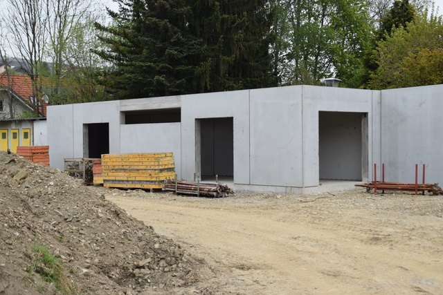 Auch ein kleiner Geräteraum hat nun Platz am Pressbaumer Freibad-Gelände.