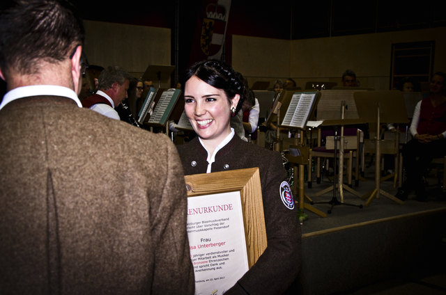 Lisa Unterberger empfängt ihre Ehrung
