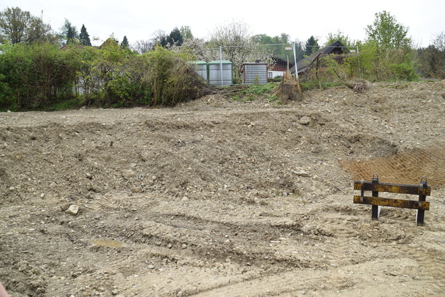 Auch die Böschung, die hier noch nach simplen Baustellenschutt aussieht, soll künftig mit einbezogen werden. In mehreren Ebenen sollen hier Liegeflächen geschaffen werden.