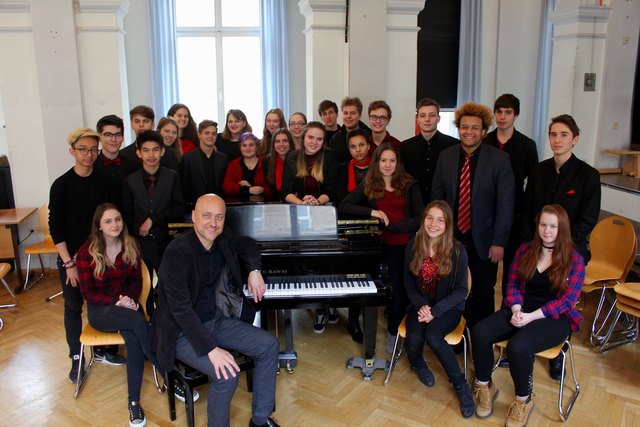 Chorleiter Gerhard Schneider mit dem siegreichen Chor der 7C - Dresscode: Alle in Schwarz mit einem roten Eyecatcher
