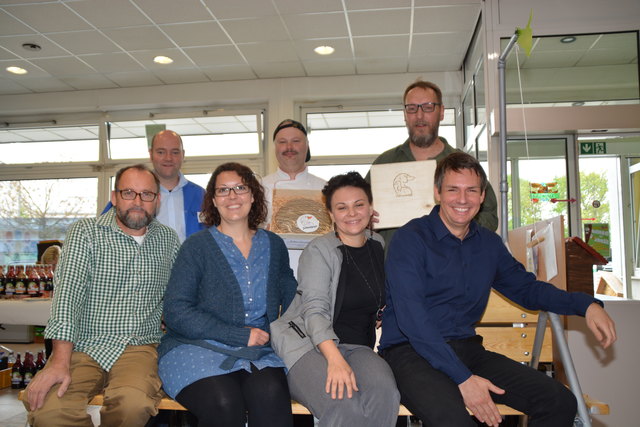 Peter Ackerl (rechts hinten) mit seinem Team der Jobwerkstätte auf dem neuen "Mitfahrbankerl".