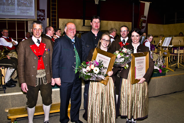 10 Jahre Vereinszugehörigkeit: v.l.n.r.: Siegfried Höller (Obmann), Johann Warter (Bürgermeister), Thomas Höller (Bezirksverband), Elisabeth Steiner, Michael Bayer (Kapellmeister), Lisa Unterberger